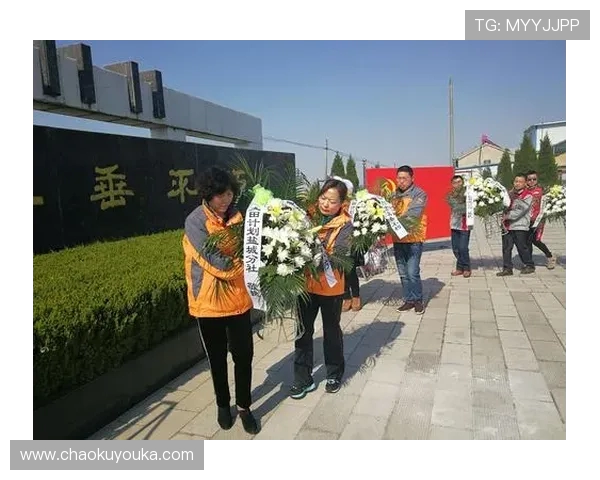 武汉三镇深情悼念因意外去世的忠实球迷表达无限哀思 武汉三镇深情悼念因意外去世的忠实球迷表达无限哀思